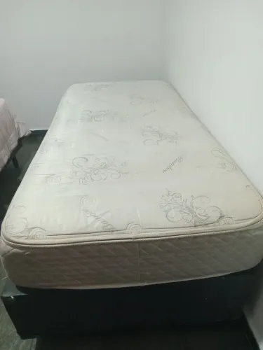 Vende cama box de solteiro