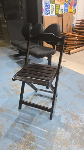 Vendo cadeira abre e fecha de madeira 