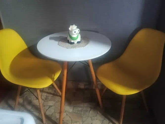 Mesa retro com 2 cadeiras 