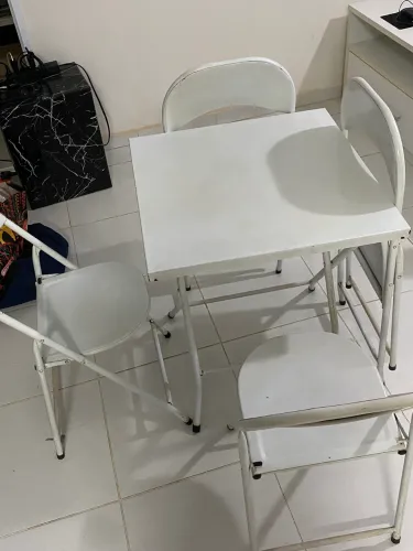 Mesa quadrada + 4 cadeiras de aço de qualidade