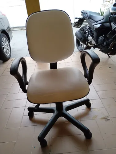 Cadeira de escritório na cor branca