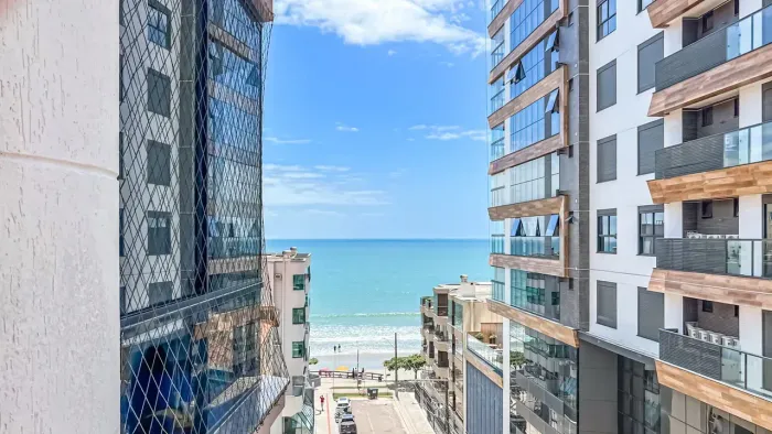 Apartamento Cobertura com 3 dormitórios na quadra do mar em Meia Praia Itapema SC