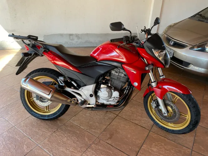 CB300R único dono baixa km