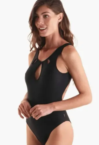 Maiô/ Body líquido com decote personalizado valoriza o busto e as costas preto p