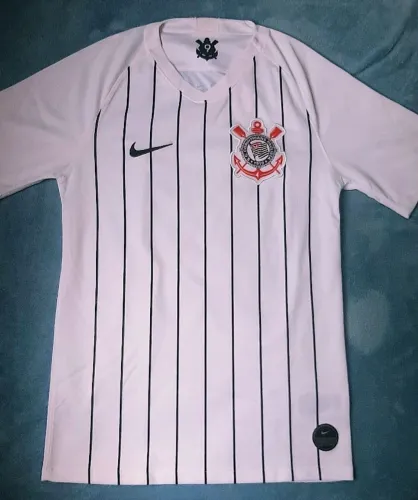 Lote com camisas de futebol e basquete
