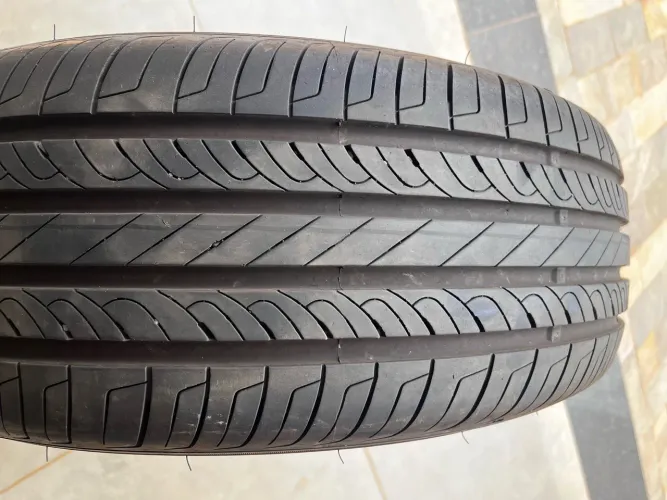 Pneu 205/60R16 em estado de novo