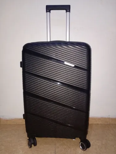 Mala de Viagem Média 23kg Rígida Preta (64 cm x 42 cm)