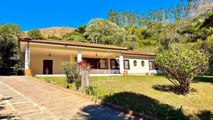 Casa com 3 dormitórios para alugar, 230 m² por R$ 7.335/mês - Itaipava - Petrópolis/RJ
