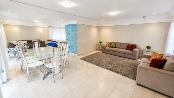 Casa Comercial ZR4 na Mercês | 450m² de Terreno e 278m² útil