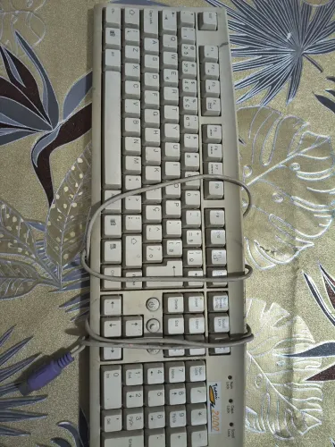 Teclado para o uso doméstico ou escritório marca TRONI2000