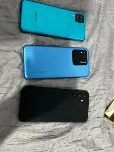 Tô vendendo três telefones