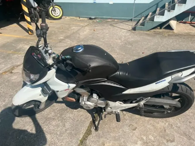 Vendo moto CB300R branca em ótimo estado