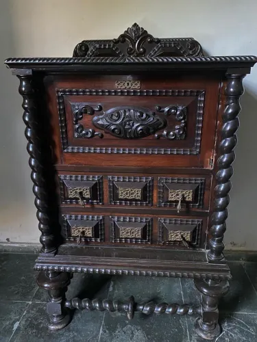 Conjunto de móveis clássico em madeira nobre