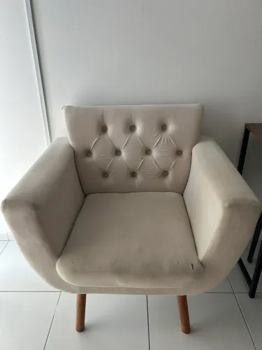 Par de Poltronas Decorativas Bege com Capitonê - R$ 400