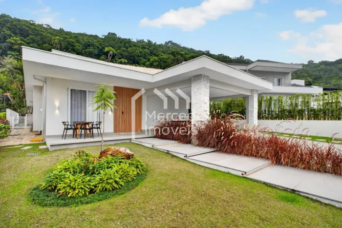 Casa mobiliada em Condominio fechado, Ariribá, Balneário Camboriú, SC
