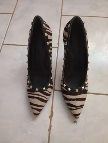 Scarpin feminino pele com Spike da Schutz 