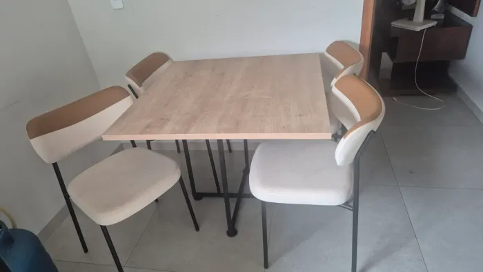Vendo mesa com 4 cadeiras
