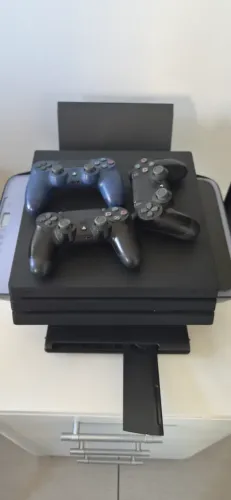 PS4 PRO 1TB + 3 CONTROLES ORIGINAIS