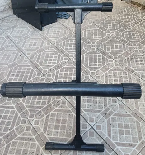 Pedestal/suporte para teclado.
