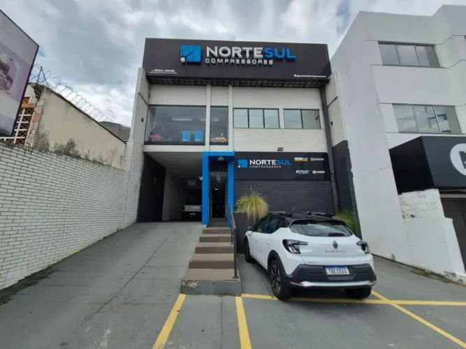 Prédio Comercial com 4 vagas de garagem para Alugar em Florianópolis/SC.