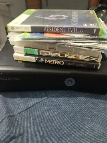 Xbox 360 slim (quebrado luz vermelha com jogos)