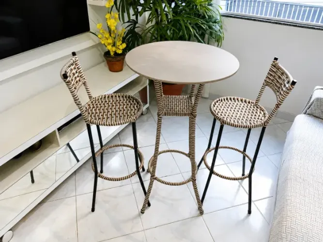 Conjunto de Mesa Alta + 2 Banquetas em Fibra Sintética