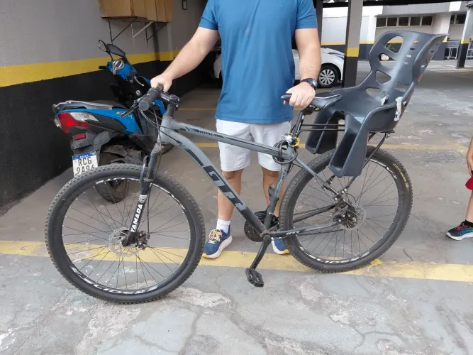 Bicicleta Aro 29 usada em excelente estado, acompanha cadeirinha para criança de 3/4 anos