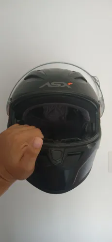 VENDO CAPACETE ASX 1 ANO DE USO.