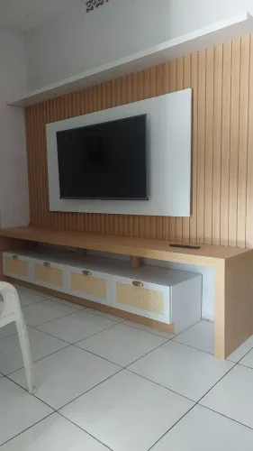 Painel ripado com rack projetado