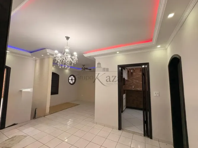Oportunidade - Casa Térrea - Jardim Satélite - 4 Dormitórios - 250m².
