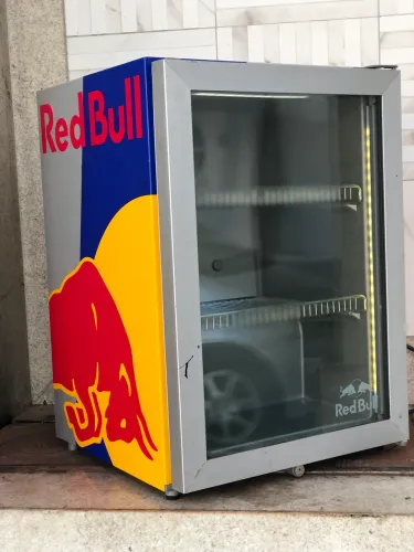 Mini Geladeira Red Bull - Estilo e Bebida Gelada no Seu Espaço!