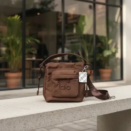 bolsa alo yoga mini na cor marrom
