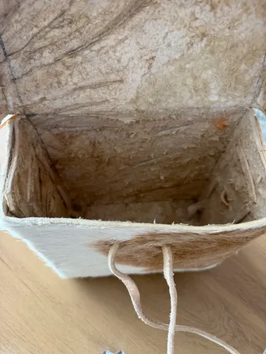 Bolsa artesanal em couro bovino.