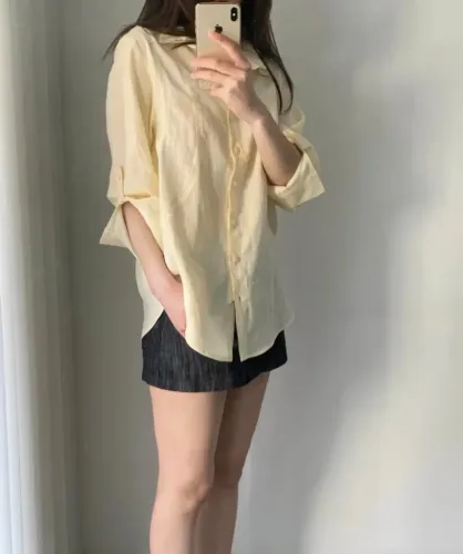 Camisa de botão amarela