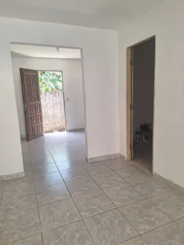 Alugo casa de 2 quartos cozinha, sala e banheiro