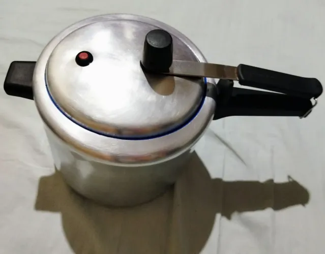 Vendo panela de pressão de 4,5l marca Panelux, valor R$35,00.