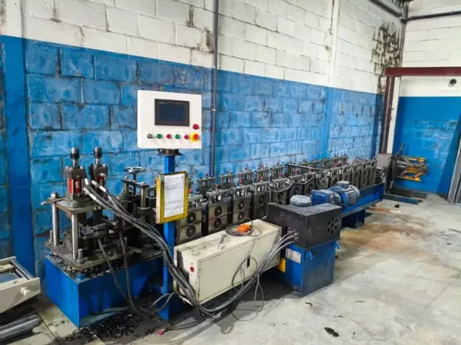 Máquina perfiladeira para fabricação de perfil para porta metálica automática.