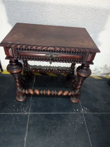 Mesa de cabeceira antiga 
