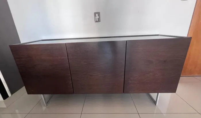  Buffet Aparador de Madeira Premium (Impecável! tampo de vidro preto