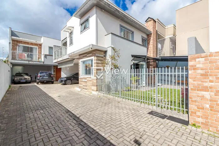 Lindo Sobrado Não Geminado | 3 Quartos | Jardim 46m² | Santa Felicidade