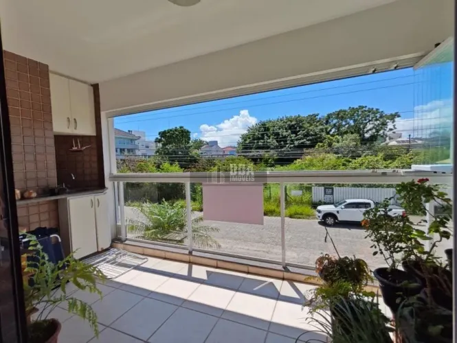 Apartamento com dois quartos a 300 metros da Praia de Jurerê