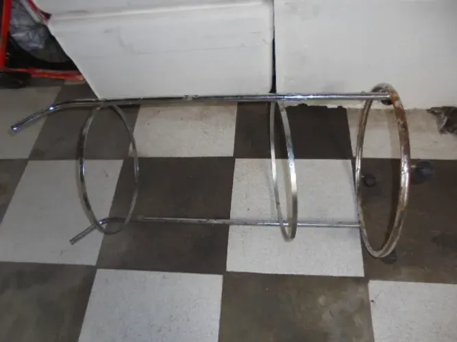 Suporte para lixeira de ferro com rodinhas