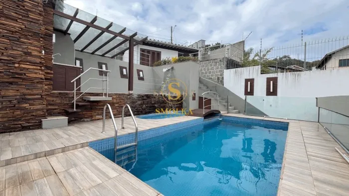 Casa com 05 Dormitórios, 04 banheiros e piscina em região privilegiada de Florianópolis