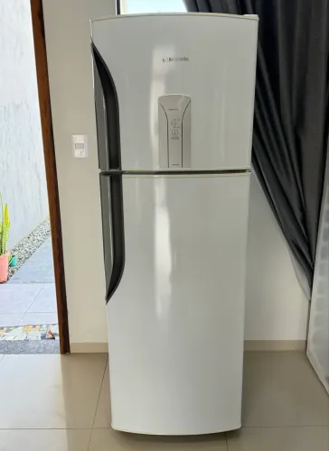 Geladeira Panasonic 387 Litros Frost Free Cor Branca 220v