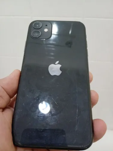 Vendo IFONE 11 FUNCIONANDO PERFEITAMENTE COM AVARIAS NA TELA PRA VENDER 600 REAIS.