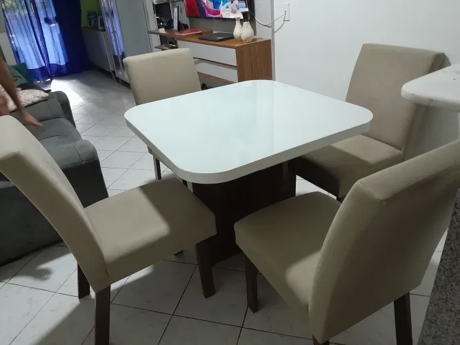 Mesa de jantar com 4 cadeiras 