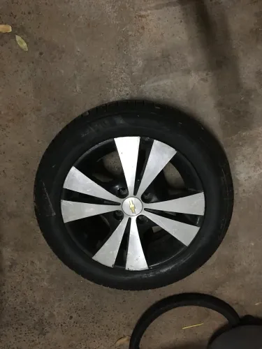 Vendo roda aro 15 com pneu novo nunca rodado valor: 350.00 contato *