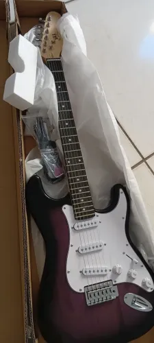 Guitarra nova na caixa