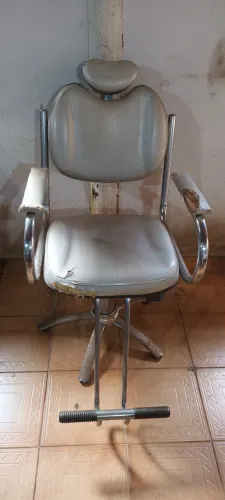 Cadeira hidraulica barbeiro. Não reclinável.