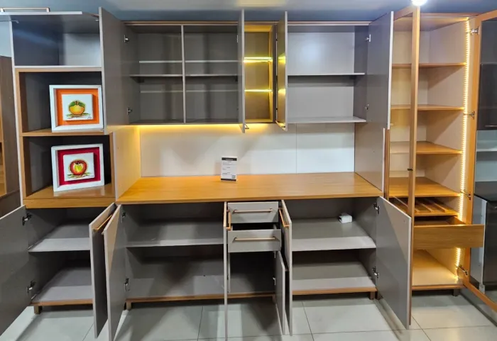 COZINHA DAMASCO COM CRISTALEIRA